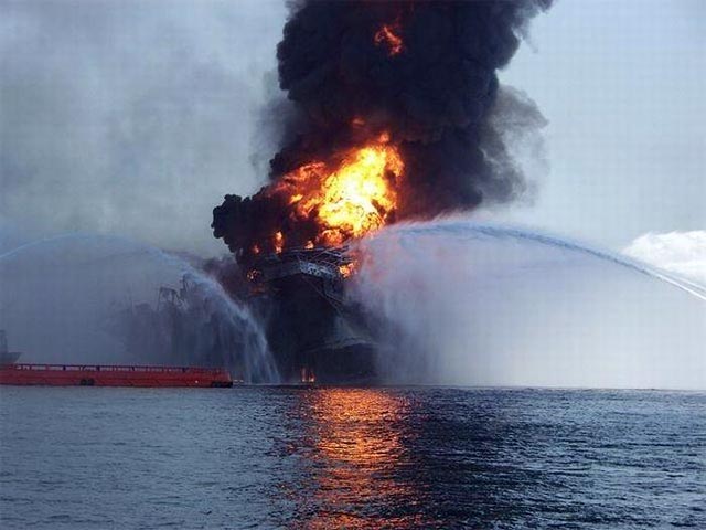 Появилось видео пожара на нефтяной платформе