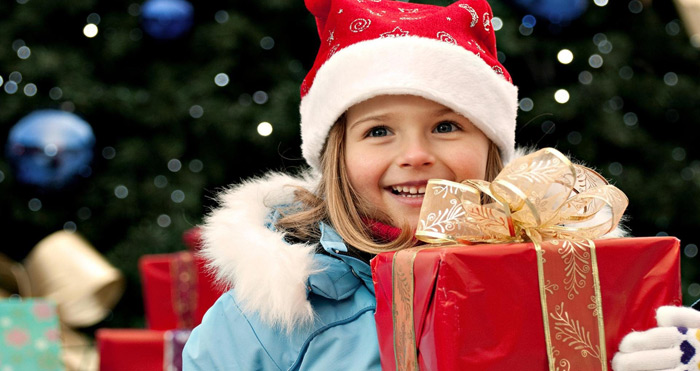 В Запорожье Деды Морозы отправились с подарками к детям