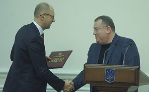 Яценюк вручил грамоту за хорошую работу бывшему запорожскому губернатору