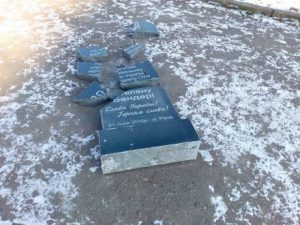 В Ровно неизвестные разбили памятник Бандере