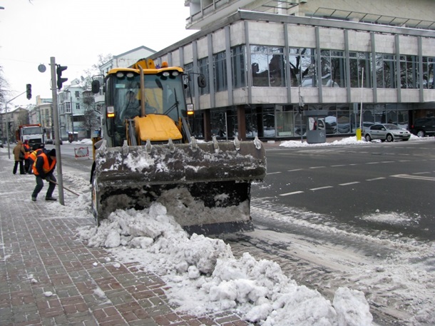 Дороги Киева очистили почти от шести тонн снега за два дня