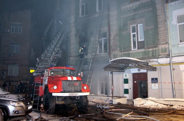 В Киеве более 6 часов тушили крупный пожар