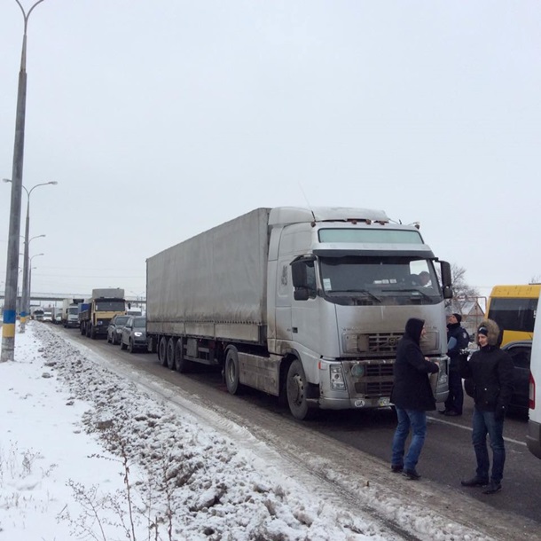 На Днепропетровщине активисты перекрыли трассу - опубликованы фото