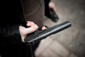 В Запорожской области неизвестный угрожал пистолетом депутату