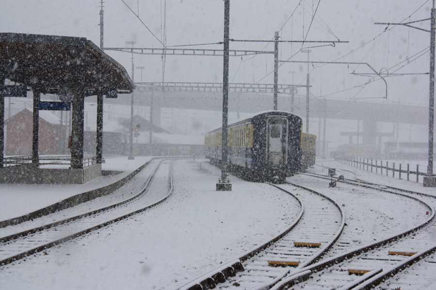 Больше 2 тыс. человек расчищают железную дорогу от снега