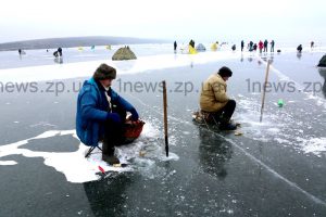 Как запорожские спасатели рейд на льду проводили
