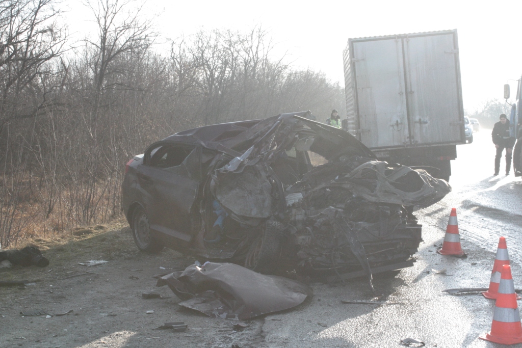 Запорожские спасатели показали фото жуткой аварии на трассе