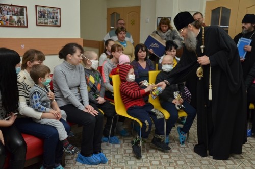 Как в запорожской больнице детям подарки вручали