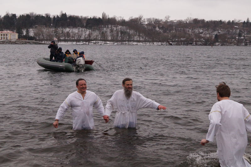 Запорожцы отметили Крещение купанием в Днепре