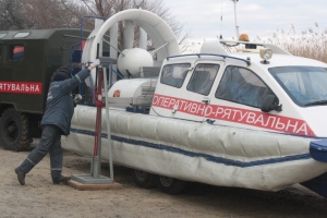 В ГСЧС готовятся спасать дрейфующих на льдине рыбаков