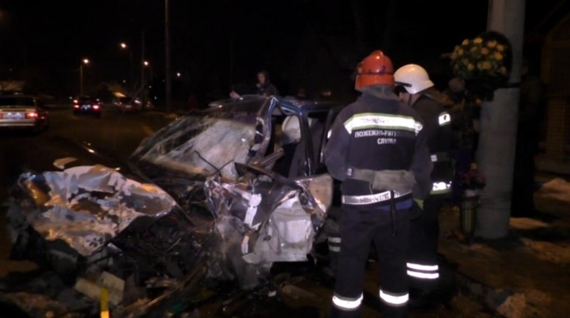 Спасателям пришлось вырезать пассажира из авто, еще двое – погибли
