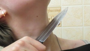 В Запорожье мужчина угрожал ножом бывшей жене и ограбил ее мать