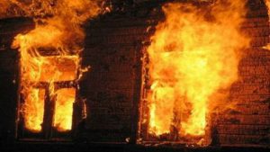 В Запорожской области горел многоквартирный дом