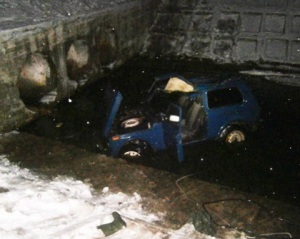 В Черниговской области автомобиль упал в реку: погибли фермер и доярки