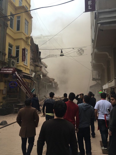 В сети выложили видео рухнувшего дома в Стамбуле