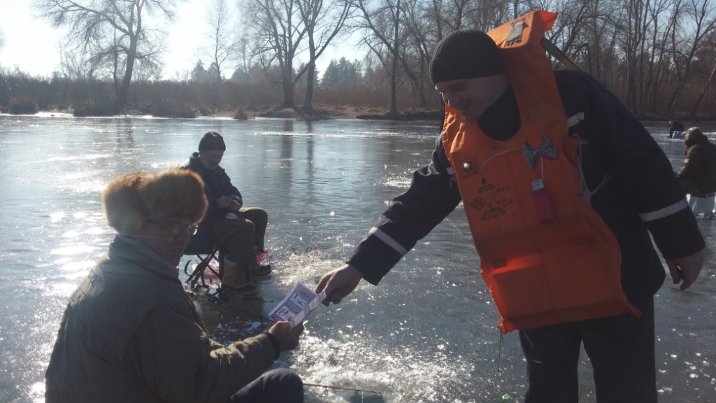 Спасатели: Теплая погода и тающий лед не останавливают рыбаков-экстремалов