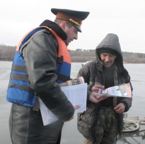 Несмотря на потепление, 200 рыбаков снова вышли на лед