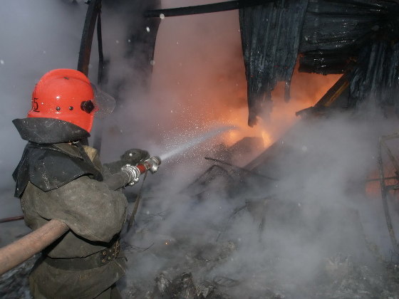 В Ленинском районе горел двор частного дома