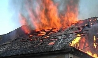 Пожарные в течение часа тушили жилой дом