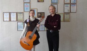 На гитару для воспитанницы запорожского кружка авторской песни деньги собирали всем миром
