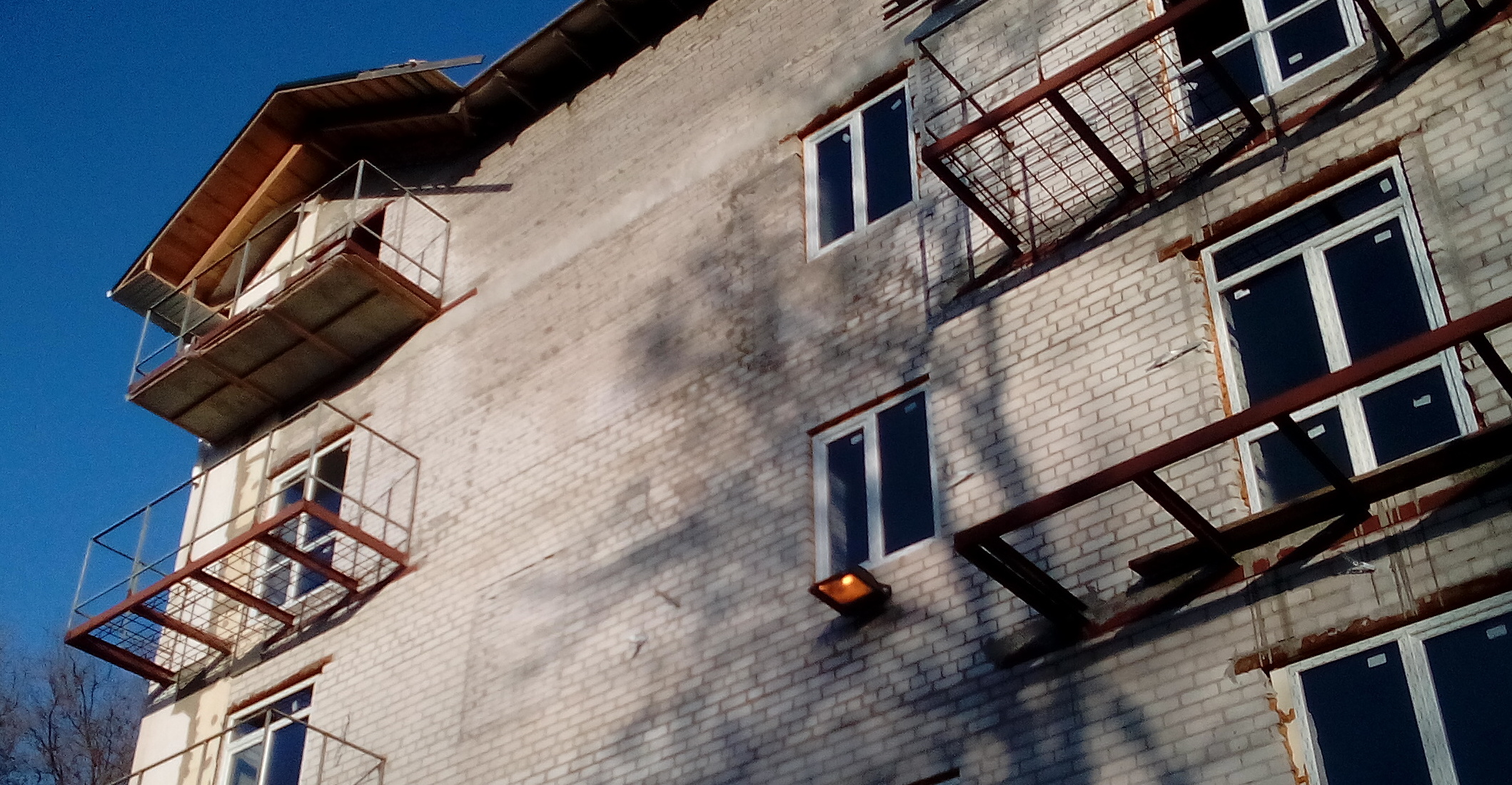 В центре Запорожья из-за стройфирмы-нарушителя «заморозили» реконструкцию жилого дома