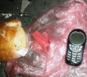 Запорожский заключенный пытался пронести мобильный телефон в хлебе