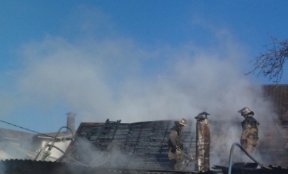 Масштабный пожар в Запорожье уничтожил машину, гараж, и частично жилой дом