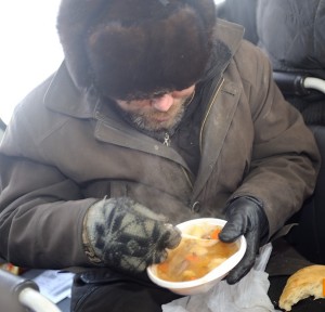 Запорожским бездомным раздали две тысячи горячих обедов