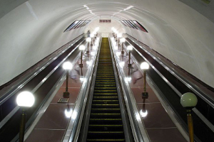 В Китае эскалатор «выбросил» людей на платформу метро - в сети выложили видео