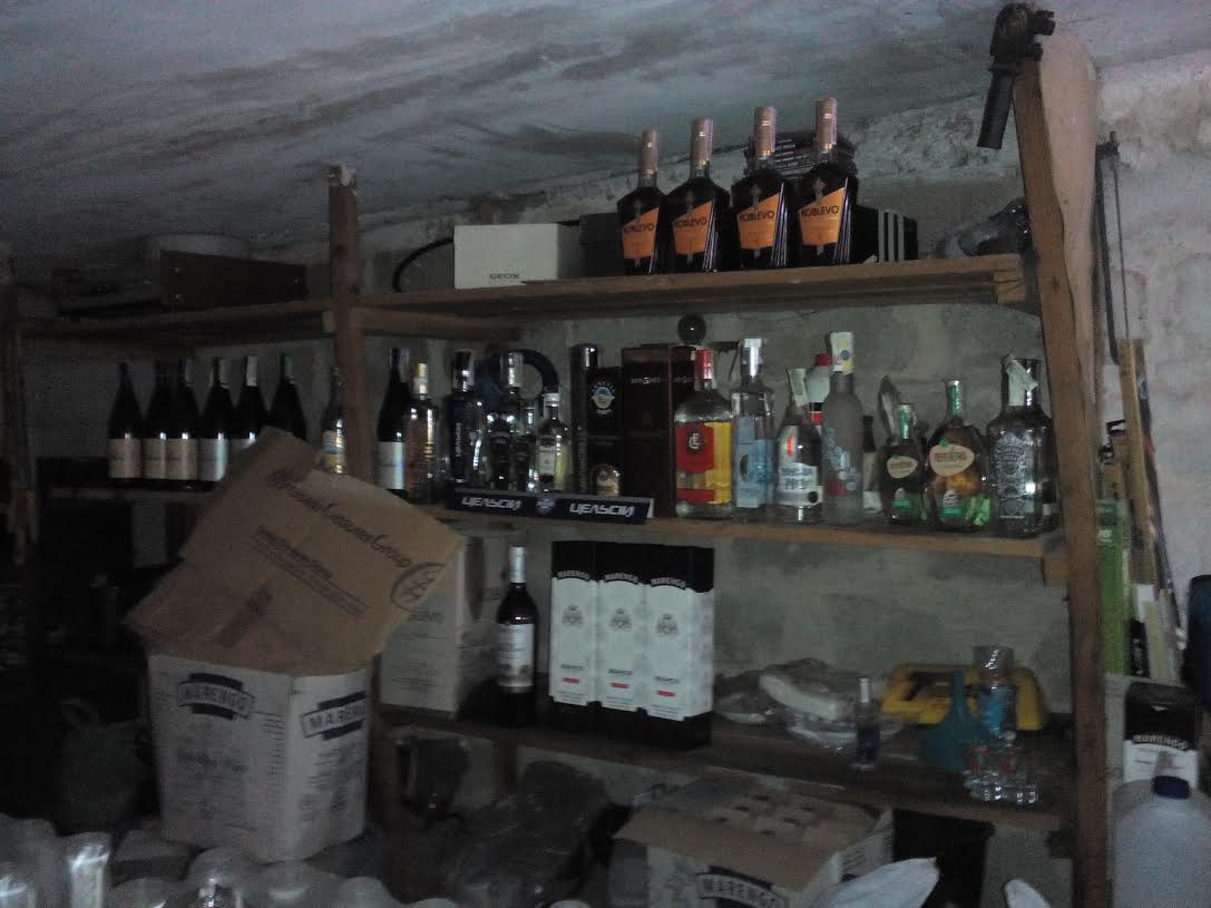 Налоговая милиция изъяла более 700 бутылок элитного алкоголя, разлитого в гараже