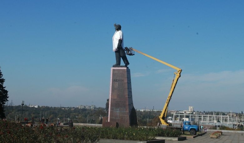 На снос декоммунизированных памятников выделят более четверти миллиона гривен