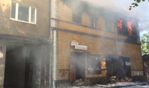 Пожарные ликвидировали пламя в заброшенном здании