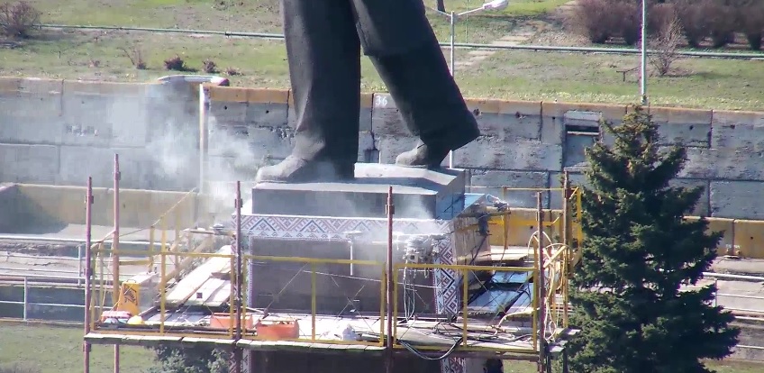 Строители возобновили работы по «отпиливанию» памятника Ленину