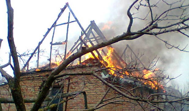 На «Прогрессе» у дачного домика сгорела крыша