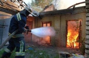 Запорожские спасатели потушили пожар на территории частного дома
