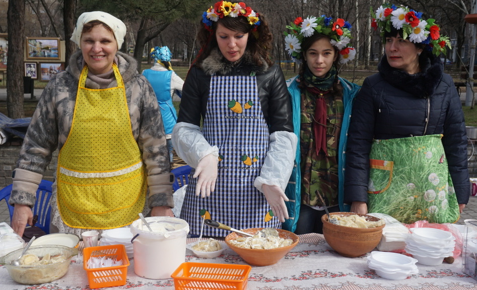 Благодаря вареникам волонтеры собрали на благотворительной ярмарке 9 тысяч гривен