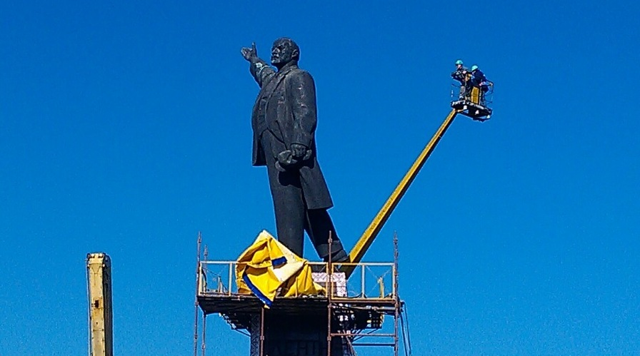 Строители «раздели» Ленина – положено начало демонтажу памятника