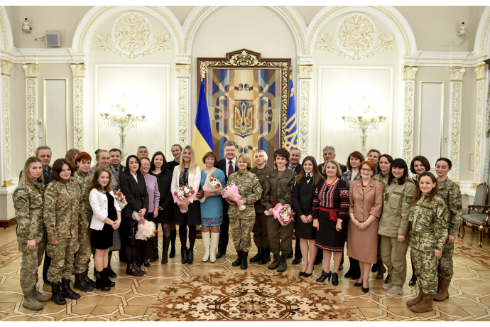 Президент поздравил запорожанок с 8 марта орденами и почетными званиями