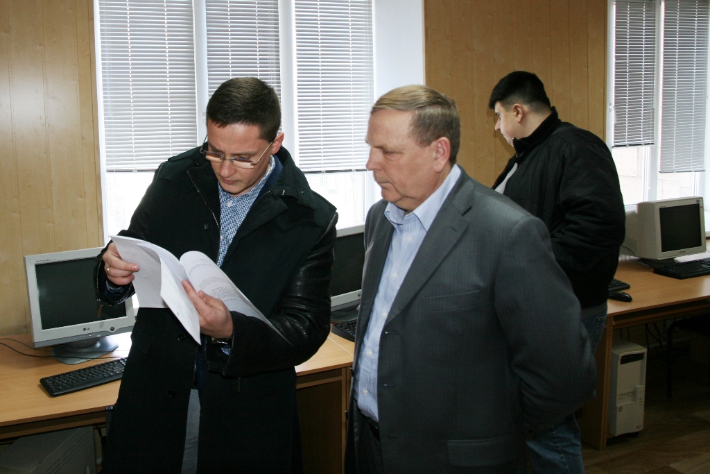 Пашков предоставил депутатам облсовета кабинет и разрешил провести проверку