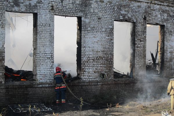 Пожарные ликвидировали возгорание на мелитопольском складе