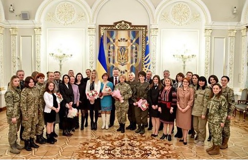Запорожские женщины–военные рассказали начальнику Генштаба Украины о проблемах своего подразделения