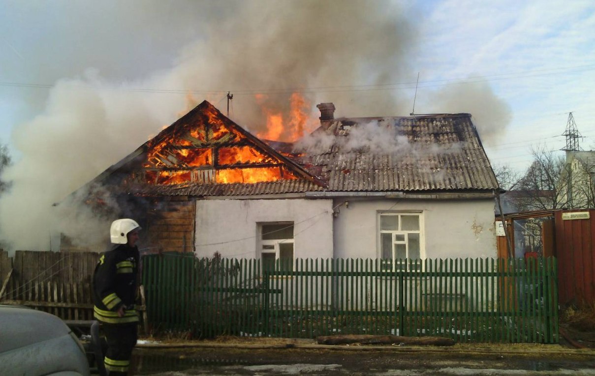 В запорожском селе горел дом и дворовая постройка