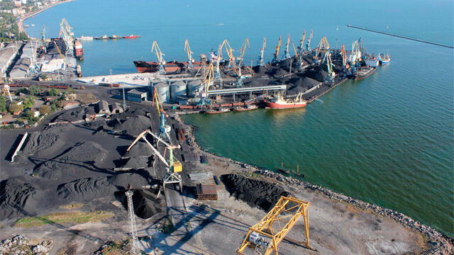 В Бердянском порту вражеские судна: оккупанты пытаются вывезти украденное зерно
