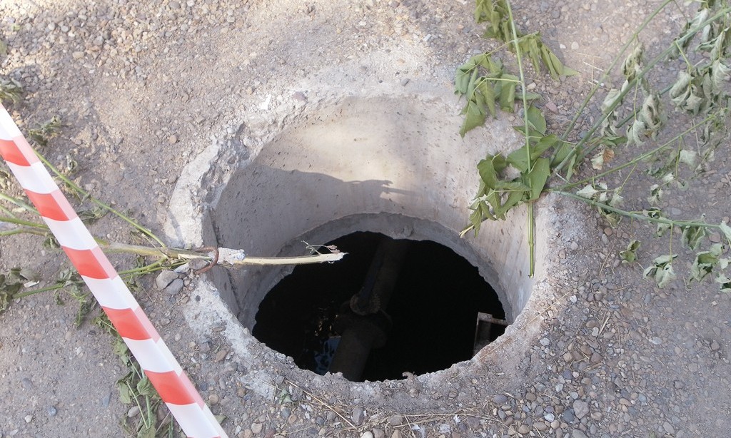 В центре Запорожья мужчина упал в открытый канализационный люк