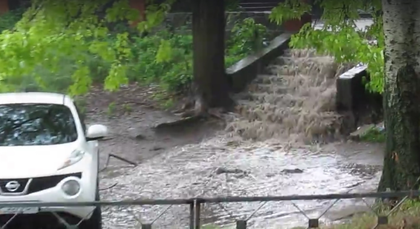 В Запорожье затяжной ливень затопил целую улицу - видео