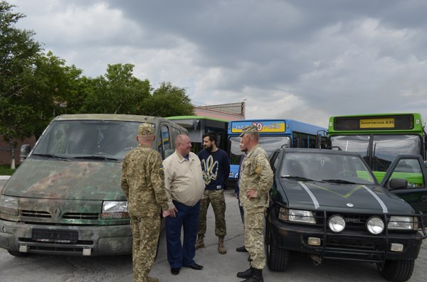 Запорожская АЭС передала разведчикам в АТО два автомобиля