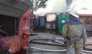 В центре Запорожья на остановке общественного транспорта сгорели дотла два киоска