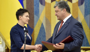 Порошенко присвоил Савченко звание Героя Украины