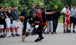 В Запорожье стартовали соревнования по уличному баскетболу - фоторепортаж