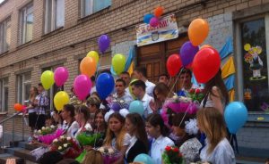 «Последний звонок» сегодня прозвенел для 156 тыс школьников Запорожской области - фото, видео